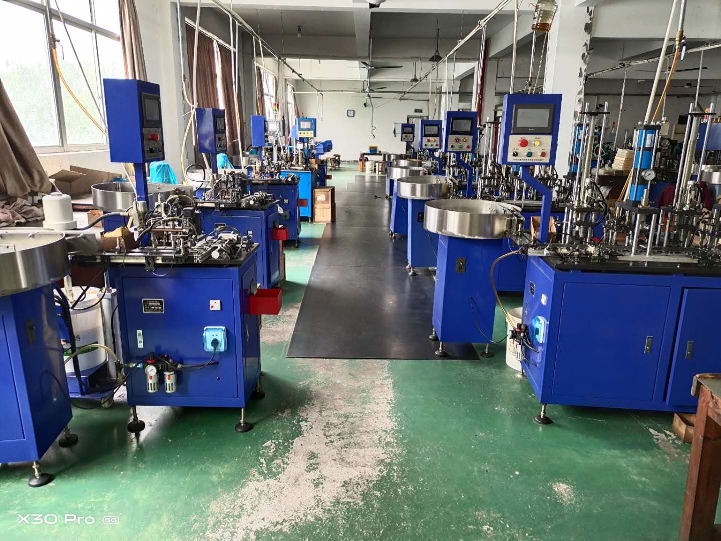 <p>
	自动压盖车间
</p>