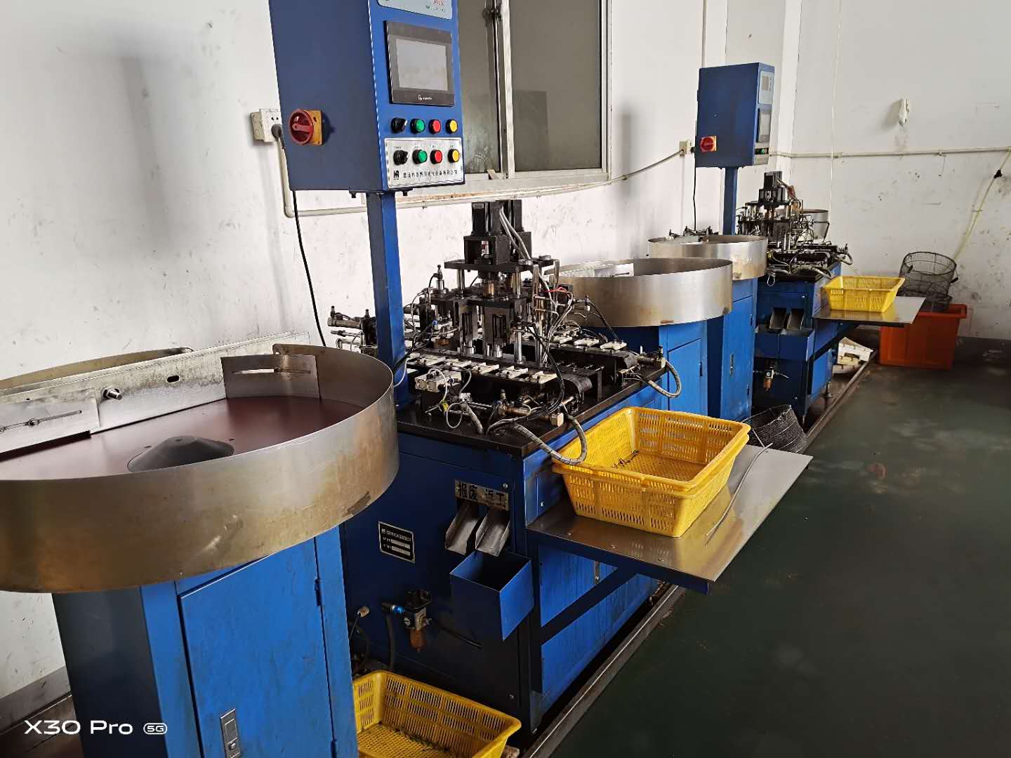 <p>
	自动检测车间
</p>